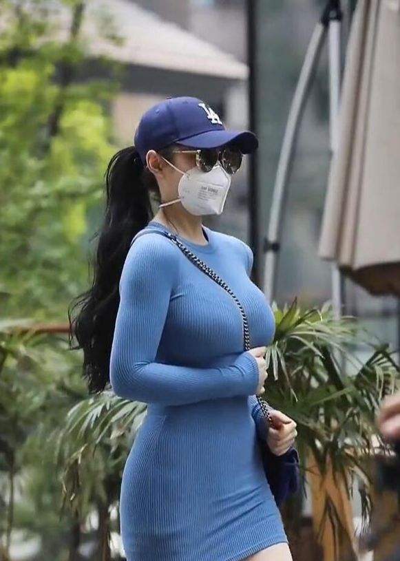 豪华小轿车停车