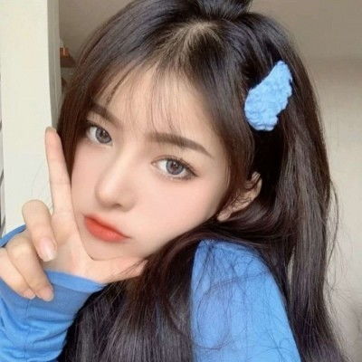 表演杂技抛彩球